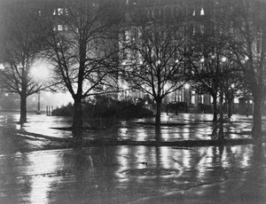 Refleksje, noc, Nowy Jork, ok. 1898 (fotograwiura) autorstwa Alfred Stieglitz