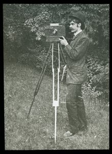 Autoportret z aparatem, statywem i pistoletem autorstwa Alfred Stieglitz