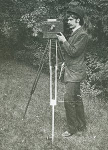 Autoportret z aparatem, statywem i pistoletem, 1886. autorstwa Alfred Stieglitz