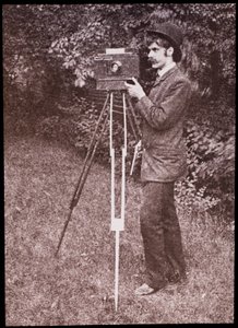 Autoportret z aparatem, statywem i pistoletem autorstwa Alfred Stieglitz