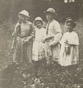 Bez tytułu Flora, Elizabeth, Howard i Kitty na polu Lake George, 190305. autorstwa Alfred Stieglitz