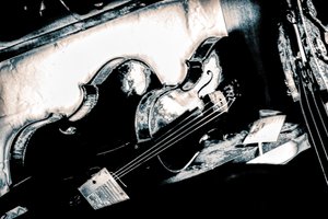 Zerwana struna, 2018 (ręcznie malowana fotografia)