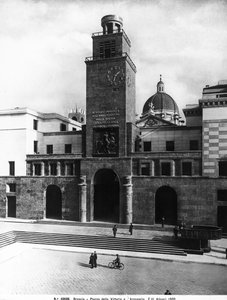 Piazza della Vittoria z wieżą Mussoliniego, Brescia (zdjęcie czarno-białe)