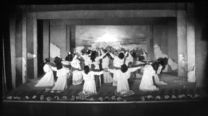 Villa Rosa Maltoni Mussolini: występ studentek (zdjęcie czarno-białe) autorstwa Fratelli Alinari