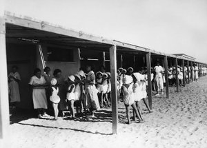 Villa Rosa Maltoni Mussolini: dystrybucja posiłków na plaży (zdjęcie czarno-białe) autorstwa Fratelli Alinari