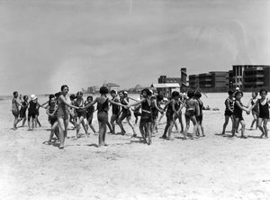 Villa Rosa Maltoni Mussolini: wypoczynek na plaży (zdjęcie czarno-białe)