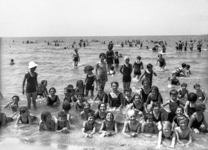 Villa Rosa Maltoni Mussolini: studenci obozu letniego pozują podczas kąpieli (zdjęcie czarno-białe) autorstwa Fratelli Alinari