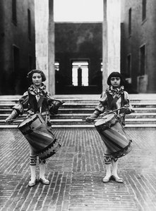 Villa Rosa Maltoni Mussolini: dwie młode dziewczyny przebrane za paziów (zdjęcie czarno-białe) autorstwa Fratelli Alinari