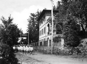 Villa Rosa Maltoni Mussolini: młode studentki na spacerze (zdjęcie czarno-białe) autorstwa Fratelli Alinari