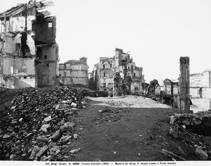 II wojna światowa: Zniszczenia spowodowane bombardowaniem Borgo San Jacopo przy Ponte Vecchio we Florencji. Ta fotografia była wcześniej częścią Kolekcji Brogi, ale teraz należy do Kolekcji Alinari (zdjęcie czarno-białe)