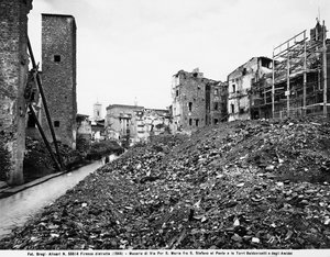 II wojna światowa: widok gruzów na Via Por Santa Maria między Santo Stefano al Ponte a wieżami Baldovinetti i Amidei we Florencji, po bombardowaniu. Ta fotografia była wcześniej częścią Kolekcji Brogi, ale teraz należy do Alinari C