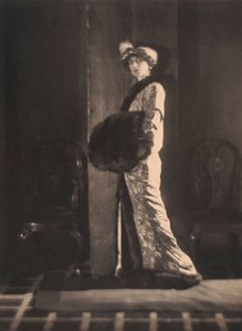 Olga de Meyer, ok. 1912 r. (zdjęcie czarno-białe) autorstwa Alphonse De Meyer