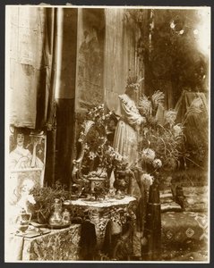 [Kącik pracowni Muchy z rzeźbami, grafikami i kwiatami, Rue du Val-de-Grâce, Paryż]. autorstwa Alphonse Maria Mucha