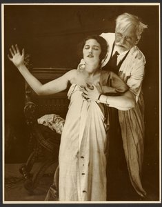 [Alfons Mucha w kostiumie z córką Jarosławą jako modelką do plakatu, "De Forest Phonofilm", pierwszy "film mówiony" wyświetlany w kinie Bio Adria (Praga), Zbiroh, Czechy].