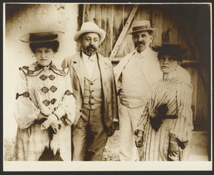 [Alfons Mucha z siostrami Aną i Andelą oraz mężem Andeli, Janem Remundą, Rosice koło Brna, Morawy]. autorstwa Alphonse Maria Mucha