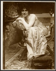 [Modelka pozująca do panelu dekoracyjnego "Szmaragd", używanego na początku lat 30. do kilku innych rysunków i obrazów, Paryż]. autorstwa Alphonse Maria Mucha