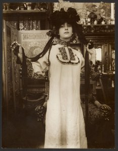 [Modelka w długiej białej szacie i kapeluszu ze wstążkami, Paryż]. autorstwa Alphonse Maria Mucha
