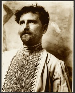 [Autoportret w fantazyjnej koszuli]. autorstwa Alphonse Maria Mucha