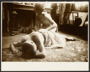 [Dwóch półnagich mężczyzn na podłodze studia] autorstwa Alphonse Maria Mucha