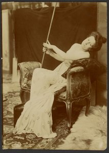 [Kobieta modelująca na ławce] autorstwa Alphonse Maria Mucha