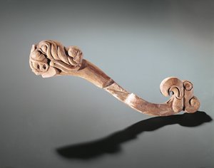 Napierśnik zdobiony głowami, koczowniczy Ałtaj, V-IV w. p.n.e. (drewno)