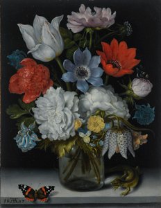 Dutch: Flowers in a Glass Flask on a Marble Ledge, Flanked by a Red Admiral Butterfly and a Lizard Martwa natura kwiatów w szklanej kolbie na marmurowej półce, flankowana przez motyla admirała i jaszczurkę