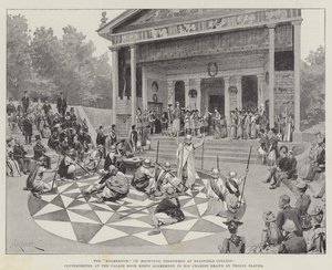 „Agamemnon” z Ajschylosa, wykonany w Bradfield College, Klitajmestra przy drzwiach pałacu spotyka Agamemnona w swoim rydwanie ciągniętym przez jego trojańskich niewolników (lit)