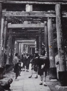 Podejście do świątyni Shinto w Inari (zdjęcie czarno-białe) autorstwa American Photographer (after)