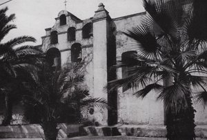 Kalifornia: Bells of Mission San Gabriel, założona w 1771 roku, na zboczach porośniętych makiem wzgórz w pobliżu Pasadeny (zdjęcie czarno-białe) autorstwa American Photographer (after)