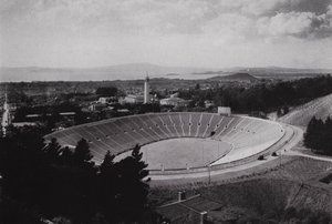 Kalifornia: Berkeley, University of California Memorial Stadium, 75 000 miejsc siedzących (zdjęcie czarno-białe) autorstwa American Photographer (after)