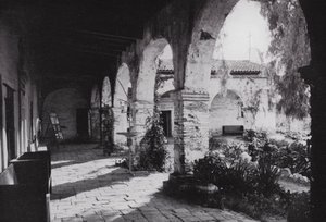 Kalifornia: Mission San Juan Capistrano, założona 1776, na południe od Los Angeles (zdjęcie czarno-białe) autorstwa American Photographer (after)