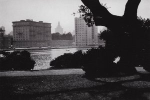 Kalifornia: Oakland, Lake Merritt, w samym sercu miasta, otoczone wspaniałymi budynkami i wieloma pięknymi domami (zdjęcie czarno-białe) autorstwa American Photographer (after)