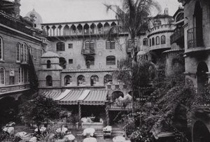 Kalifornia: Riverside, Patio Dining Room w Glenwood Mission Inn (zdjęcie czarno-białe) autorstwa American Photographer (after)