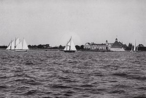 Kalifornia: San Diego, Hotel Del Coronado nad zatoką San Diego, jedno z najbardziej ulubionych całorocznych miejsc rozrywki w Kalifornii (zdjęcie czarno-białe) autorstwa American Photographer (after)