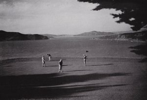 Kalifornia: San Francisco, Lincoln Park, z widokiem na Golden Gate, ocean i miasto (zdjęcie czarno-białe) autorstwa American Photographer (after)