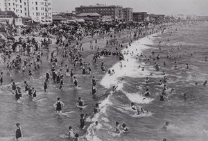 Kalifornia: Wenecja, popularny całoroczny kurort nadmorski w pobliżu Los Angeles (zdjęcie czarno-białe) autorstwa American Photographer (after)
