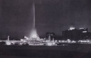 Chicago: Fontanna Buckingham, oświetlenie nocne (zdjęcie czarno-białe) autorstwa American Photographer (after)