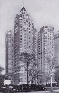Chicago: Jeden z hoteli apartamentowych w Chicago (zdjęcie czarno-białe) autorstwa American Photographer (after)