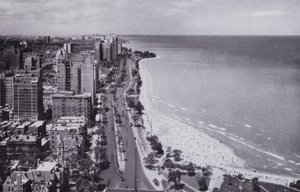Chicago: Sheridan Road i Oak Street Beach, patrząc na północ od hotelu Drake (zdjęcie czarno-białe) autorstwa American Photographer (after)