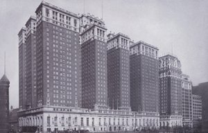 Chicago: The Stevens Hotel, z Blackstone Hotel po prawej (zdjęcie czarno-białe) autorstwa American Photographer (after)