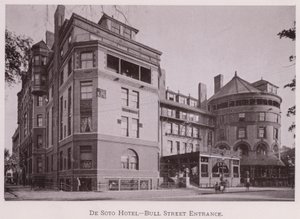 Hotel De Soto, wejście na ulicę Bull (zdjęcie czarno-białe) autorstwa American Photographer (after)