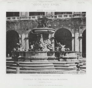Fontanna na Piazza Della Madonna, Loreto, Włochy (zdjęcie czarno-białe)
