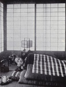 Dziewczynka śpi między watowanymi kołdrami z drewnianą poduszką (zdjęcie czarno-białe) autorstwa American Photographer (after)