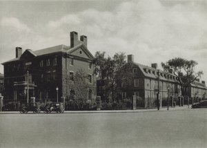 Uniwersytet Harvarda: Dom Phillipsa Brooksa; Sala Kosiarki, Akademik; Lionel Hall, Dormitorium (zdjęcie czarno-białe) autorstwa American Photographer (after)
