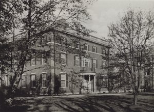 Uniwersytet Harvarda: Rezydencja prezydenta Lowella (zdjęcie czarno-białe) autorstwa American Photographer (after)