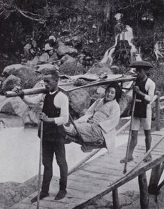 Japonka przekraczająca rzekę Daiya w pobliżu Nikko (zdjęcie czarno-białe) autorstwa American Photographer (after)