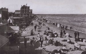 Old Orchard Beach, Maine: Na plaży (zdjęcie czarno-białe) autorstwa American Photographer (after)