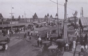 Old Orchard Beach, Maine: Scena w pobliżu zajezdni (zdjęcie czarno-białe) autorstwa American Photographer (after)