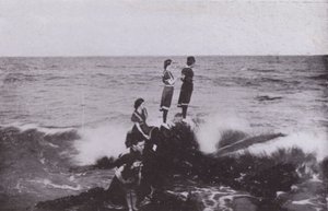 Old Orchard Beach, Maine: Surfuj w Googins Rocks (zdjęcie czarno-białe) autorstwa American Photographer (after)