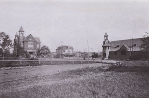 Old Orchard Beach, Maine: Ratusz i Biblioteka Publiczna; Poczta; Kościół św. Małgorzaty RC (zdjęcie czarno-białe) autorstwa American Photographer (after)